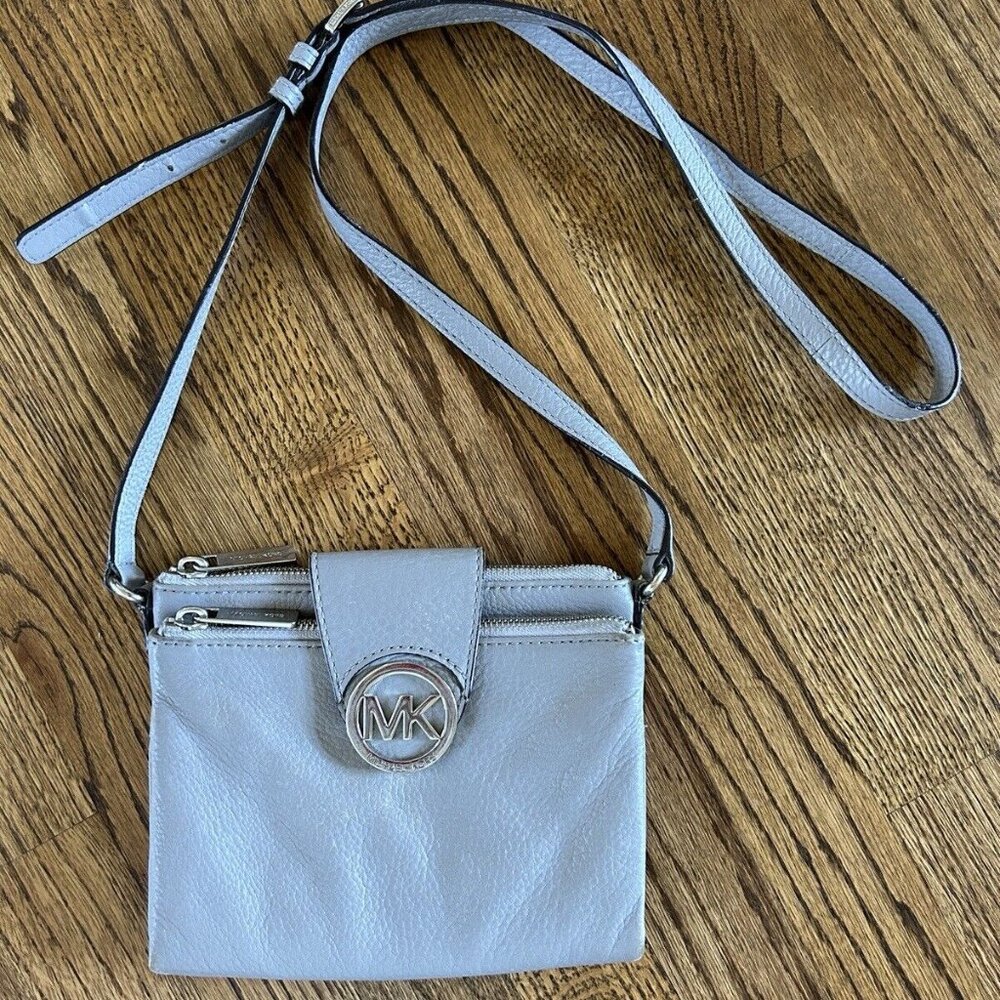 Michale Kors Small Cross Body Bag In Gray. Lots Of Pockets
